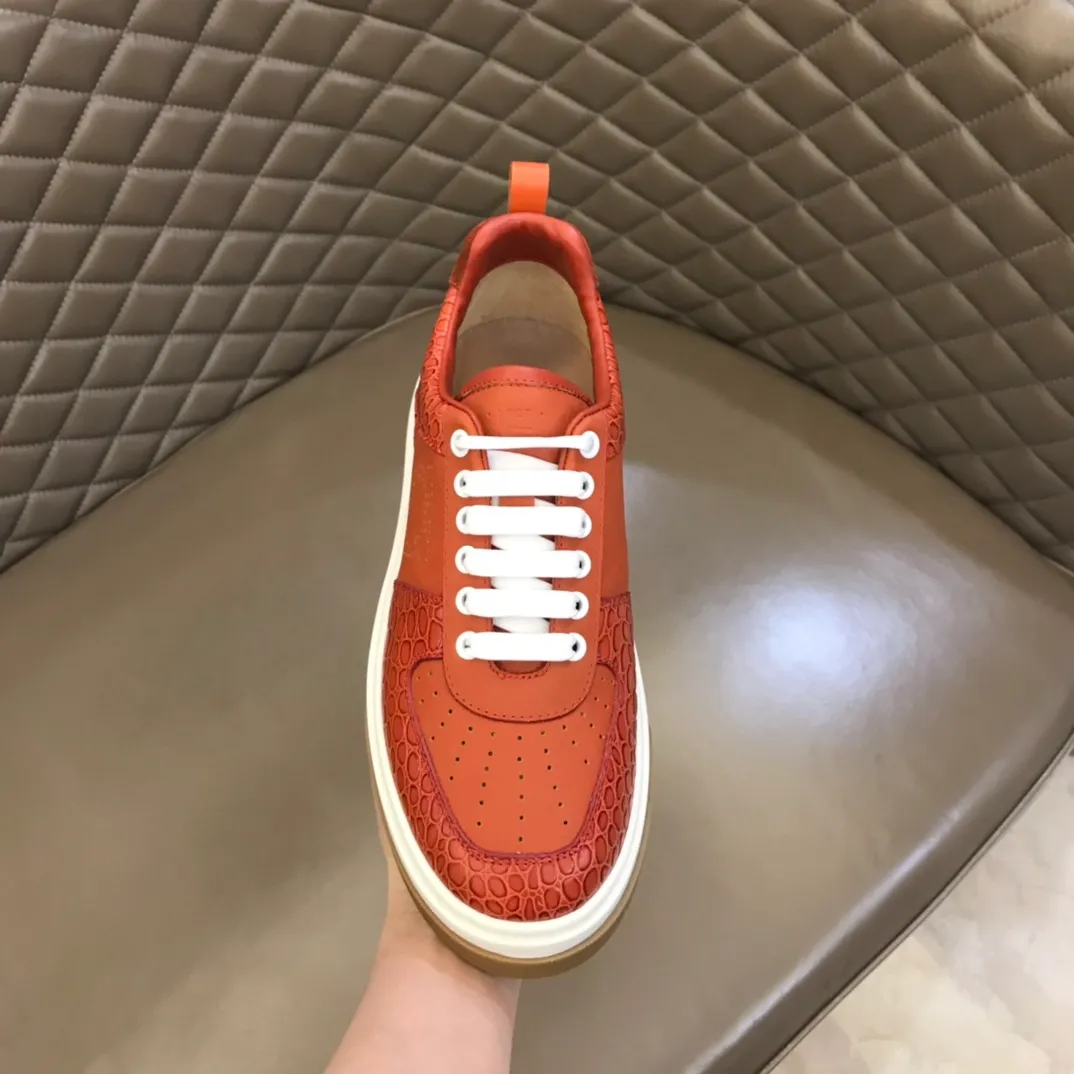 p420 "Salvatore Ferraga**" men's low-cut fashion sneakers. This casual shoe has a novel structure and is made of soft calfskin. The contrasting color elements on the upper highlight the bold and avant-garde atmosphere. The first-layer cowhide lining is high-end and comfortable. Energetic and fresh, these shoes can be worn with casual looks or add a touch of street style to elegant trousers.  Size: 38-44
